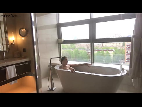 ❤️ 巨大的宝贝 激情地在浴室里撸起了她的阴部 Hard porn﹏﹏