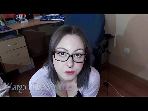 ❤️ 性感的眼镜女孩在镜头前深深地吸吮假阳具 Hard porn﹏﹏