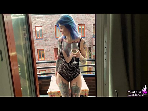 ❤️ 巨大的女孩大口吸吮，在空旷的天空下热情地做爱 Hard porn﹏﹏